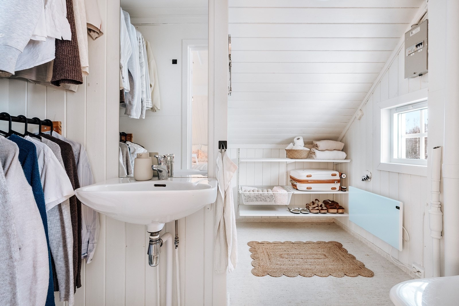 I 2. etasje i tilknytning til det ene soverommet er det et eget toalettrom med gulvmontert toalett og håndvask. I tillegg er det løsninger for oppbevaring. Galleribilde