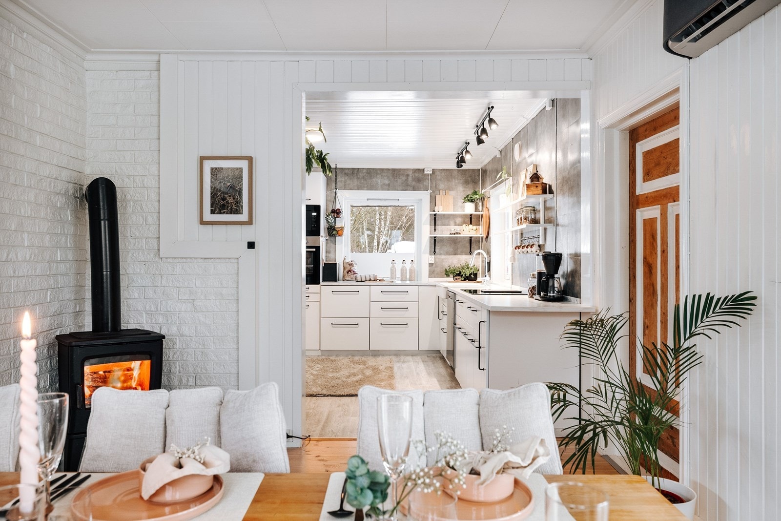 Kjøkkenet ligger i praktisk tilknytning til spisestua. Døra til høyree leder ut til en vinterhage. Galleribilde