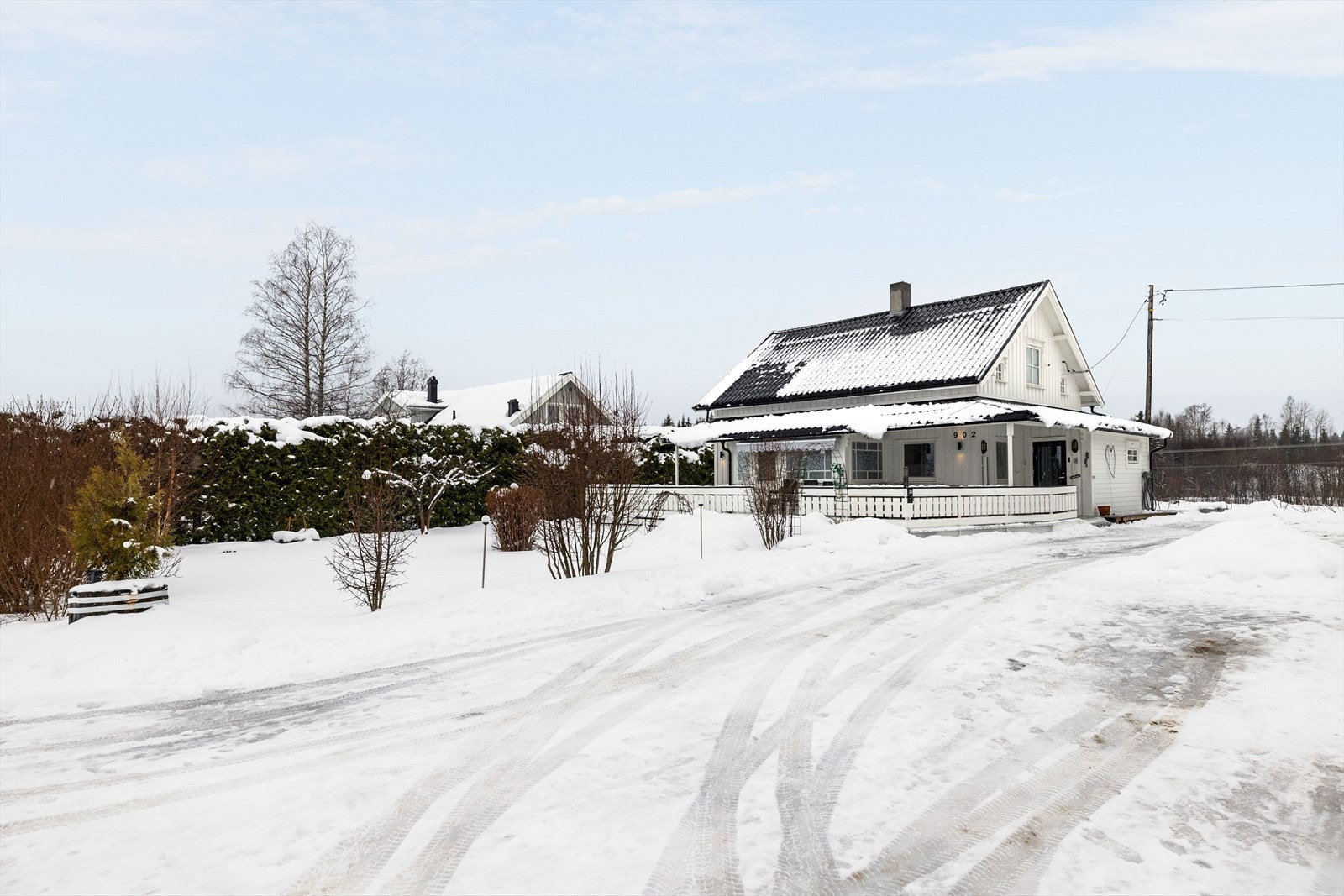 Dette er en sjarmerende enebolig med beliggenhet i landlige omgivelser i Løten kommune. Galleribilde