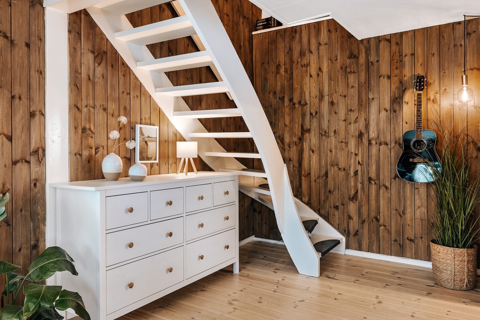 Koselig krok hvor trappen leder opp til 2. etasje. Galleribilde