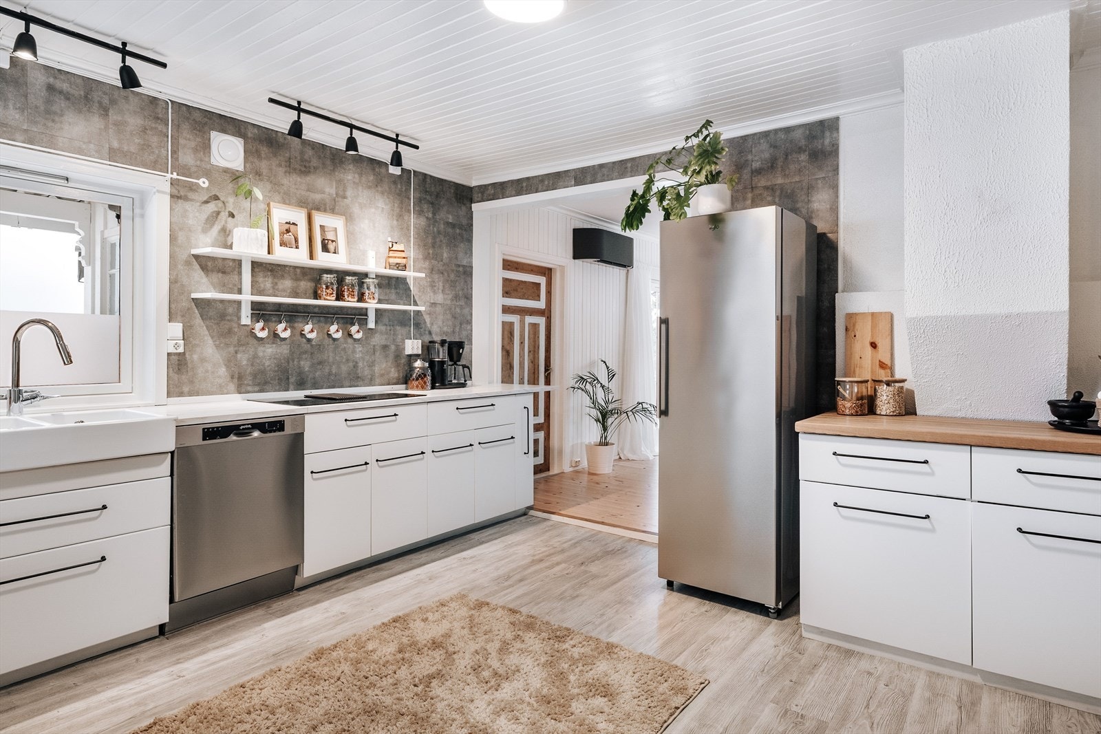 Kjøkkenet har rikelig med plass å boltre seg på med flere gode arbeidsstasjoner. Galleribilde