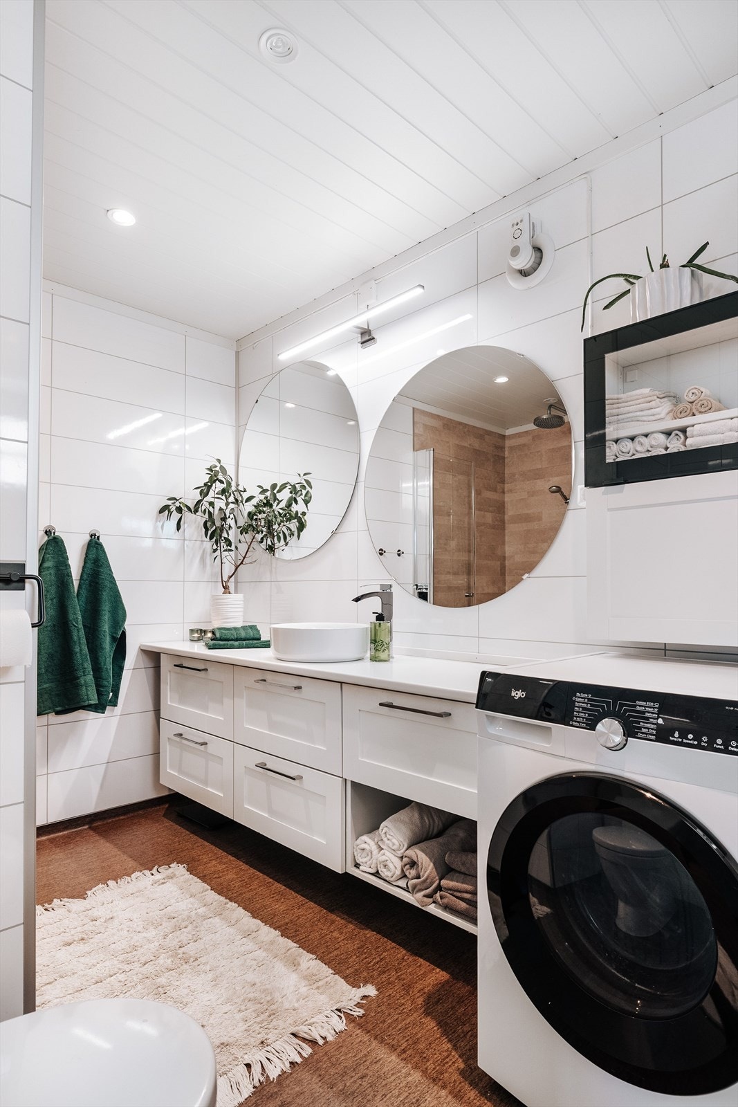 Badet har en romslig baderomsinnredning med rikelig med skuffer. Benkeplate med toppmontert servant. I overkant er det speil og lys. Galleribilde