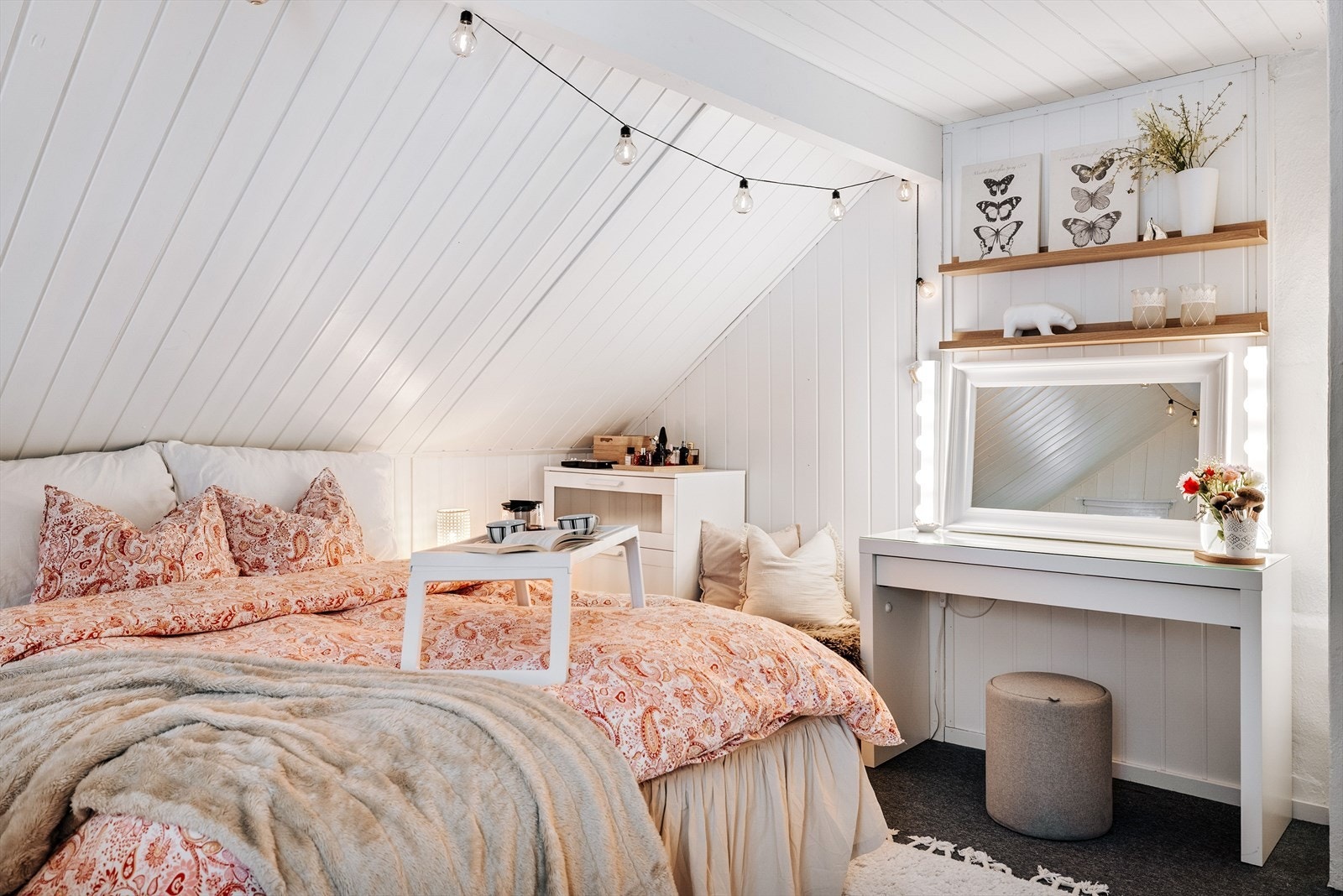 Rommet har malt panel på vegger og i himling, mens det på gulvet er teppe. Galleribilde