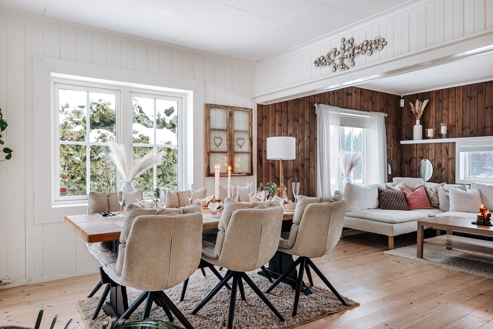 Boligen har en lys og hyggelig stue med god plass til både sofagruppe og spisestuebord. Galleribilde