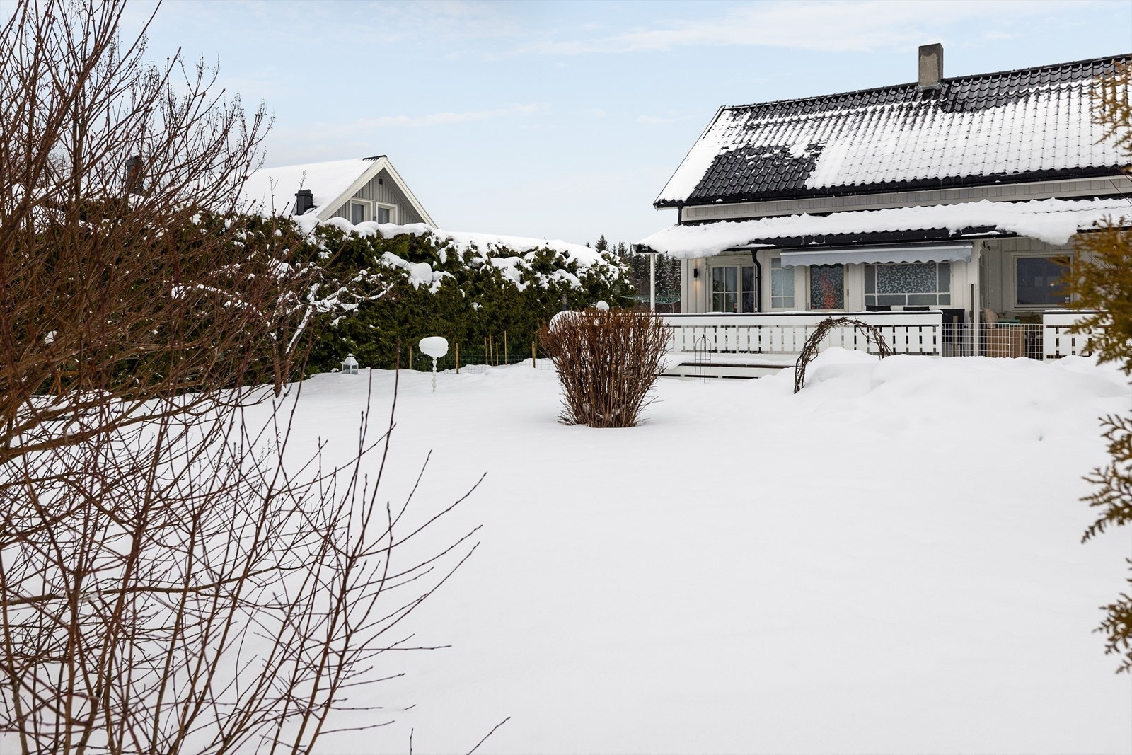 Fra terrassen er det adkomst direkte til hagen som har diverse beplantning. Galleribilde