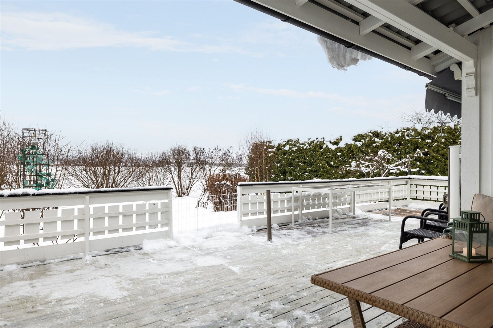 Romslig terrasse med god plass til flere sittegrupper, grill og annet ønskelig. Galleribilde