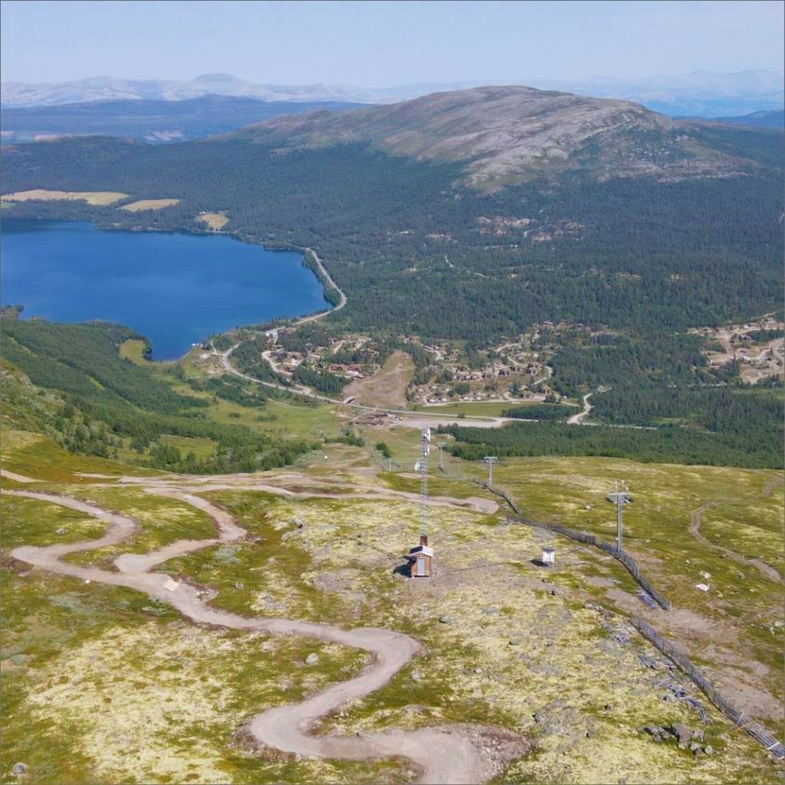 Utsikt fra sykkelstiene i alpinanlegget mot Lemonsjøen Galleribilde