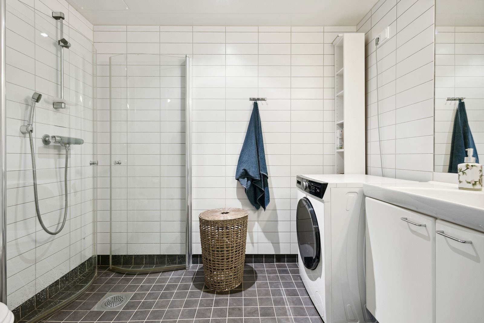 Flislagt baderom med god størrelse. Opplegg for vaskemaskin. Galleribilde