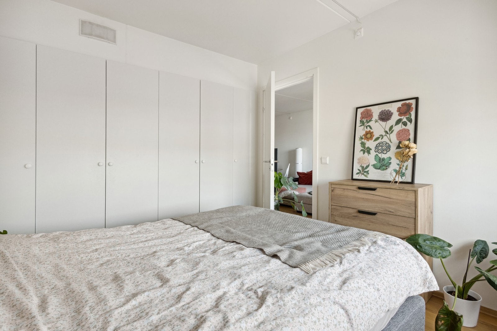 Soverom har godt med garderobeplass og rom for en stor seng. Galleribilde