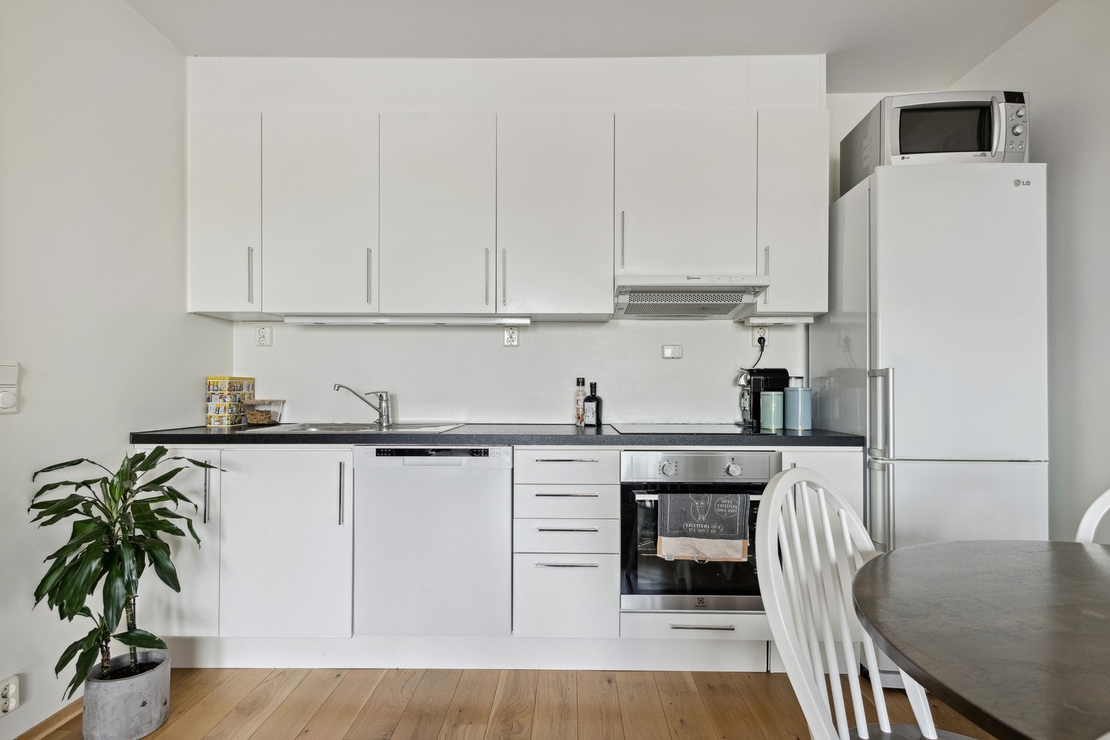 Lyst kjøkken hvor hvitevarer medfølger. Galleribilde