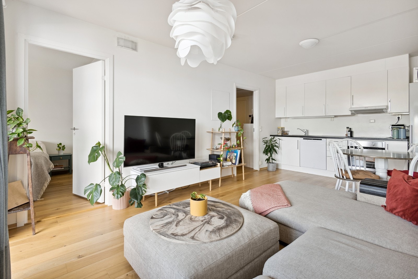 Stuen har en åpen løsning mot kjøkkenet og har plass til flere sittegrupper. Galleribilde