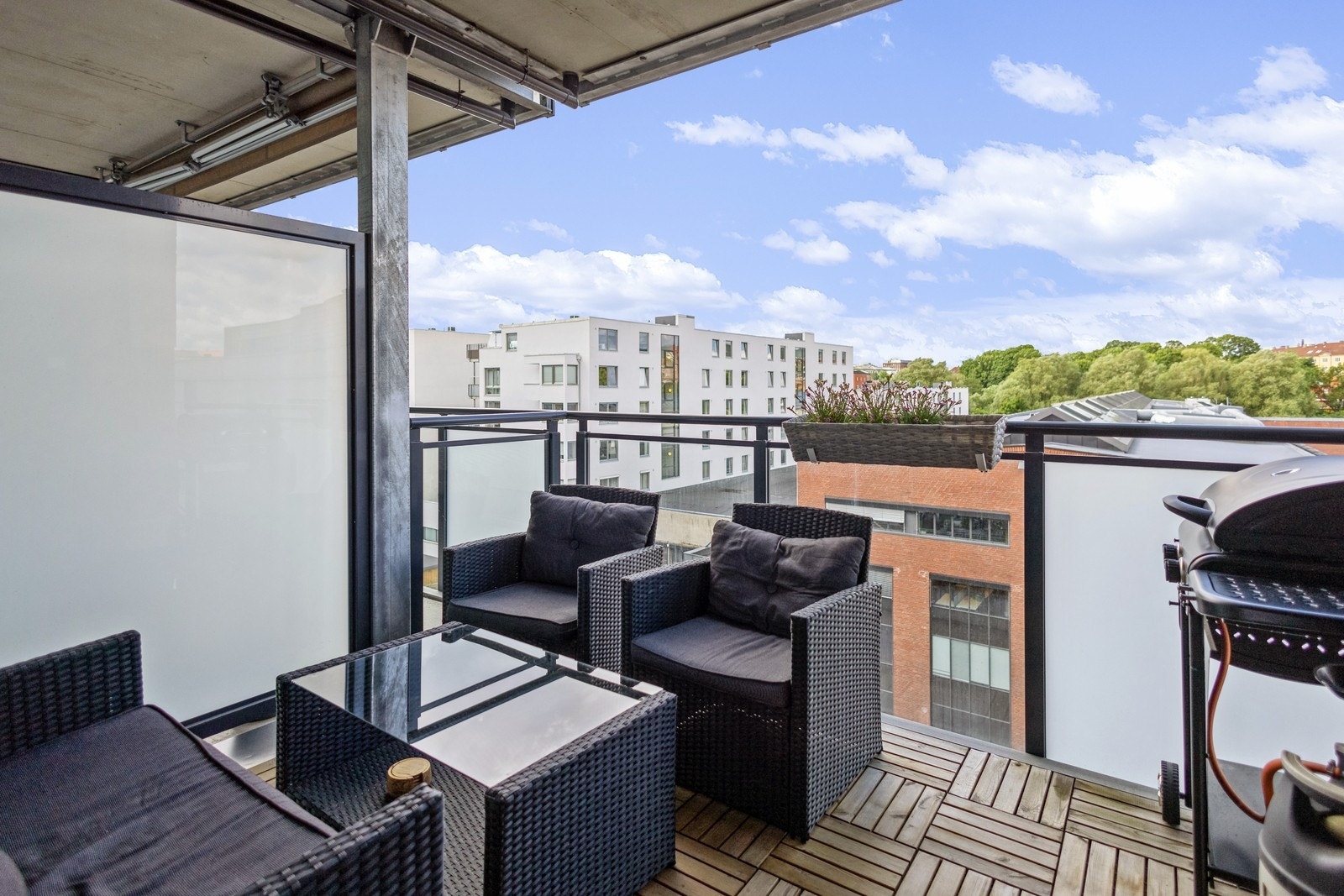 Fra stuen har man utgang til leilighetens vestvendte balkong. Svært gode solforhold. Galleribilde