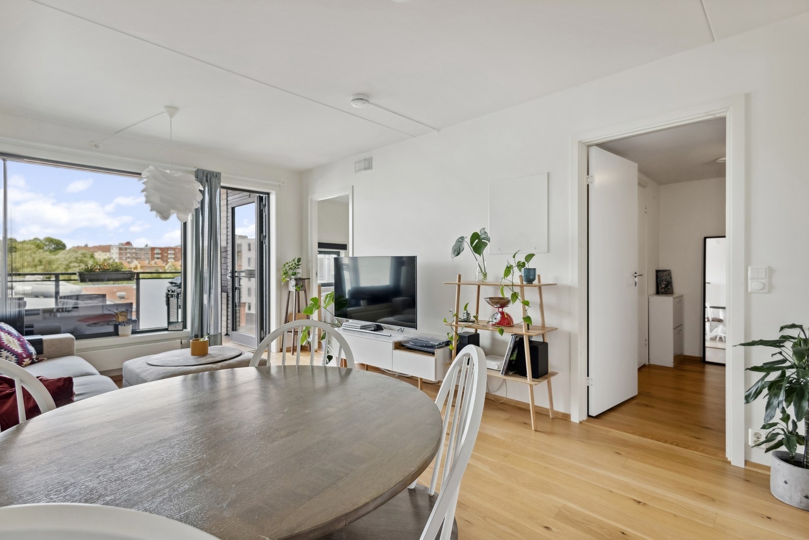 Rommet får rikelig med lys fra store vinduer. Galleribilde