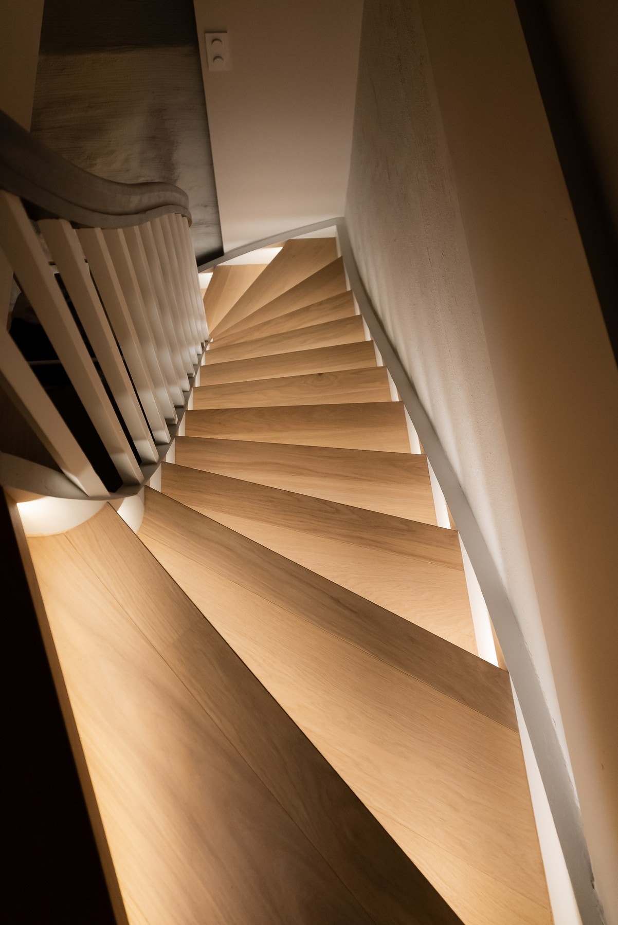 Trappen ned til underetasjen er belyst og har bevegelsessensor i hver etasje. Galleribilde