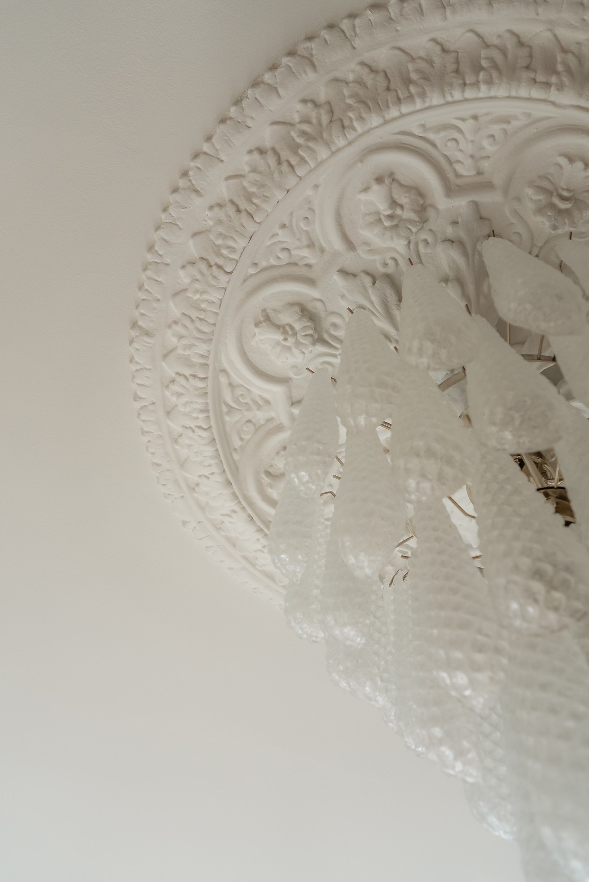 Det er nydelige stukkaturer og rosett i taket, og rosetten har strømtilførsel med lys styrt via Plejd-systemet. Galleribilde