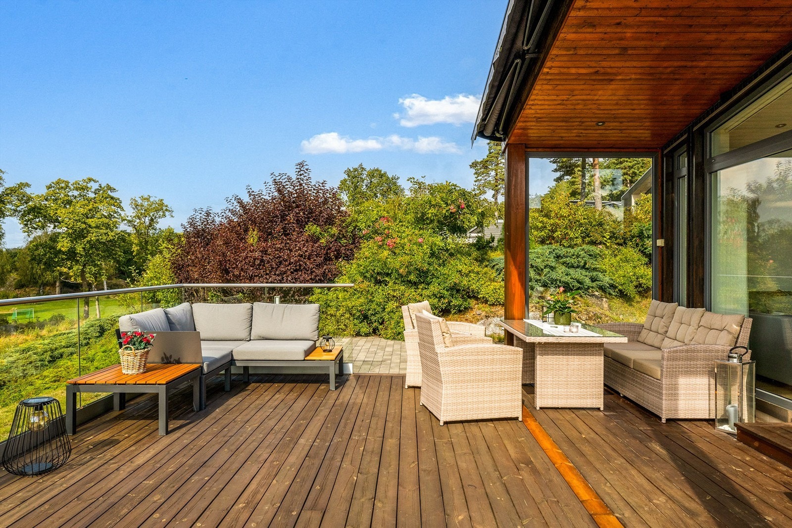 Rekkverket rundt terrassen er i herdet glass slik at utsikten ikke forstyrres. Galleribilde