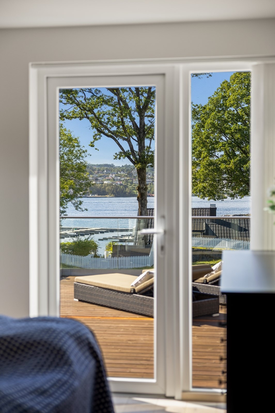 Arkitekten har UTNYTTET UTSIKTEN for alt den er verdt gjennom store åpne vindusflater i stua og soverom. Galleribilde