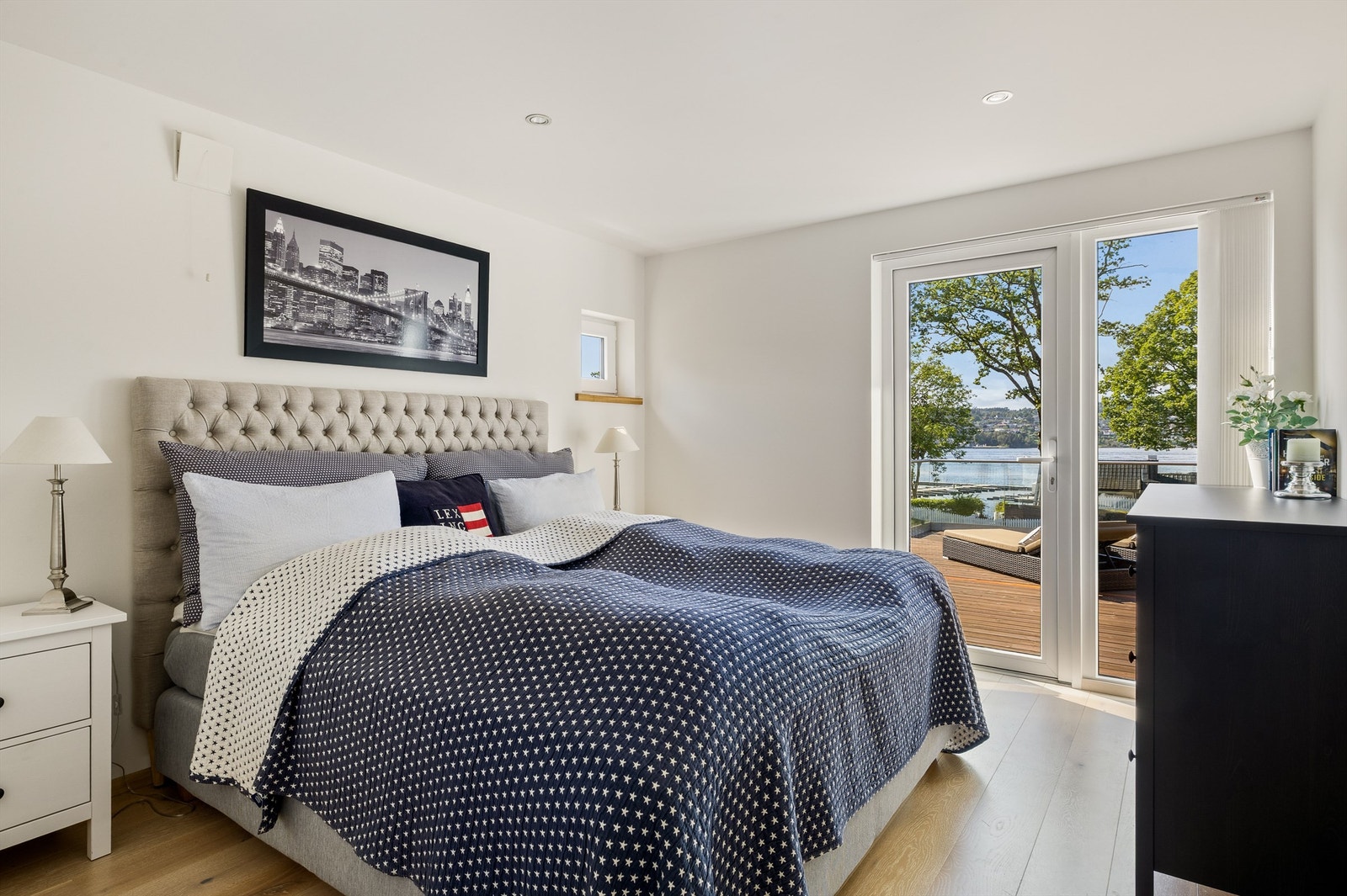 Fra master "bedroom" kan man ligge og se utover sjøen. Galleribilde