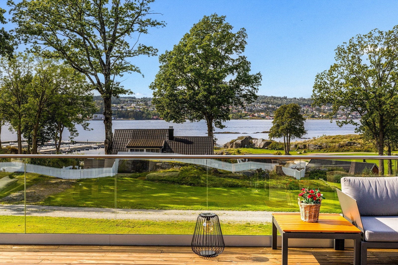 Fra stua er det utgang til en stor terrasse. Rekkverket er i glass så utsikten til fjorden kan nytes fullt ut. Galleribilde
