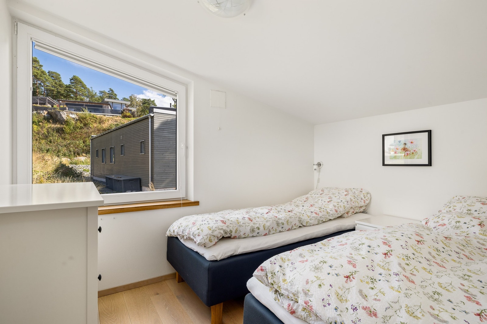 LIKT: Samtlige vinduskarmer har et solid vindusbrett i eik. Galleribilde