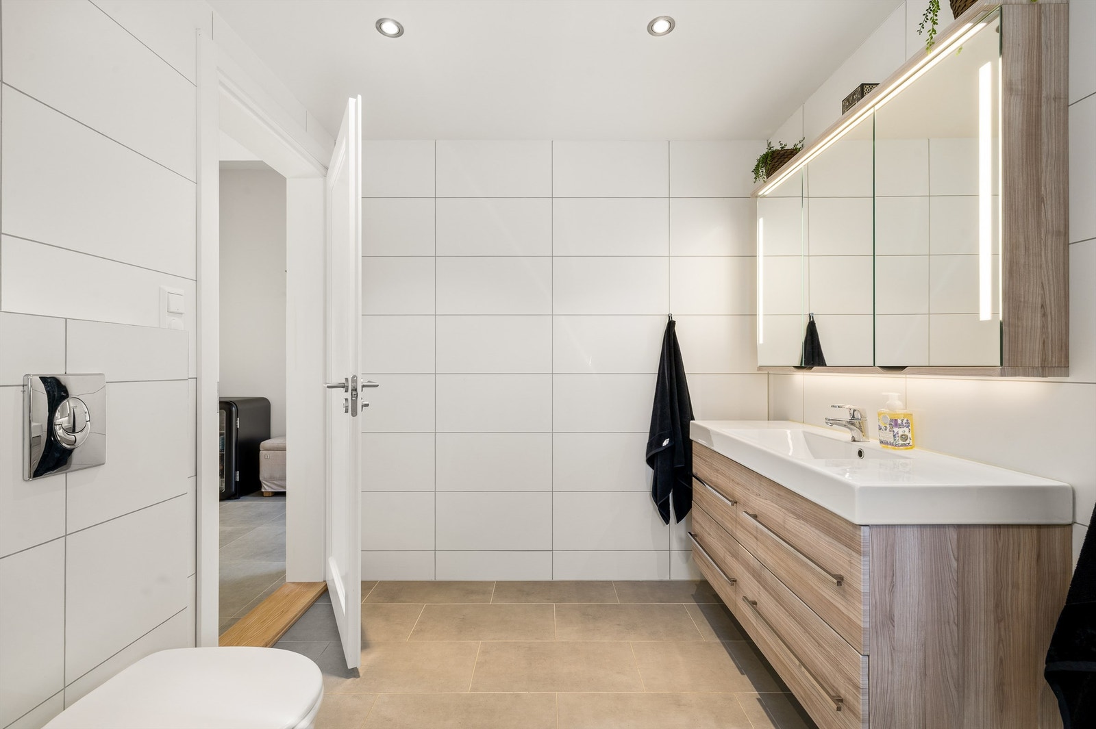 MINIMALISTISK: På badet er det grå flis som gjelder på gulvet, og hvite på veggene. Galleribilde