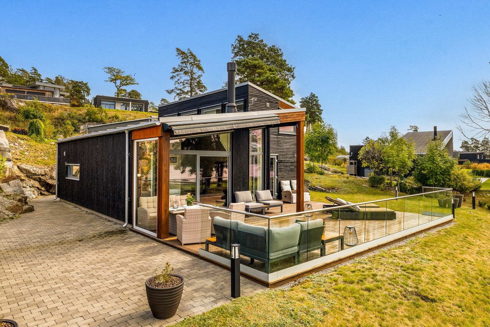 Hytta underordner seg landskapet og samtidig står den fram som definerte definerte bygningskropper. Galleribilde