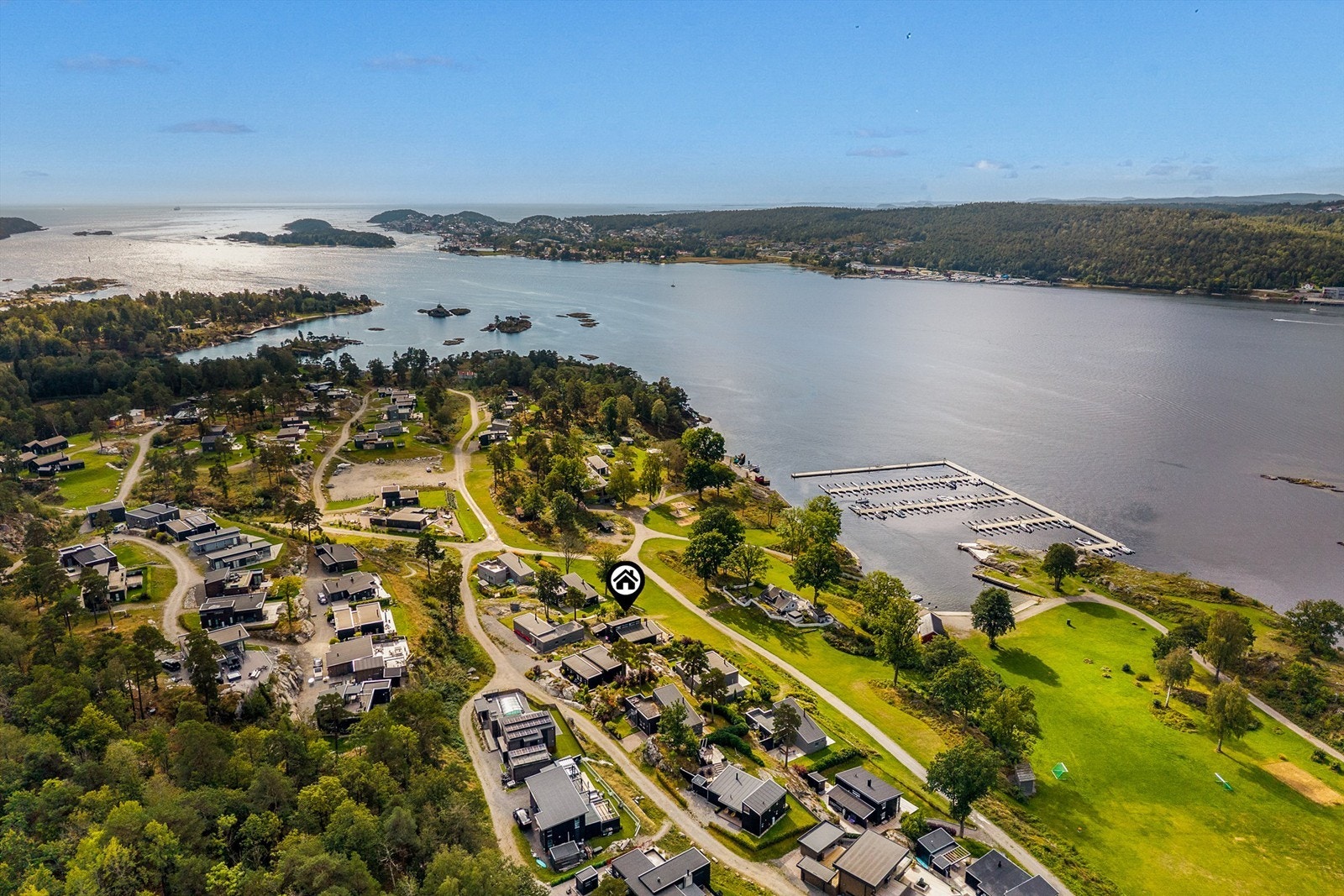 Det er kun en liten båttur over fjorden til fastlandet, ytterst mot havet ligger Langesund. Galleribilde