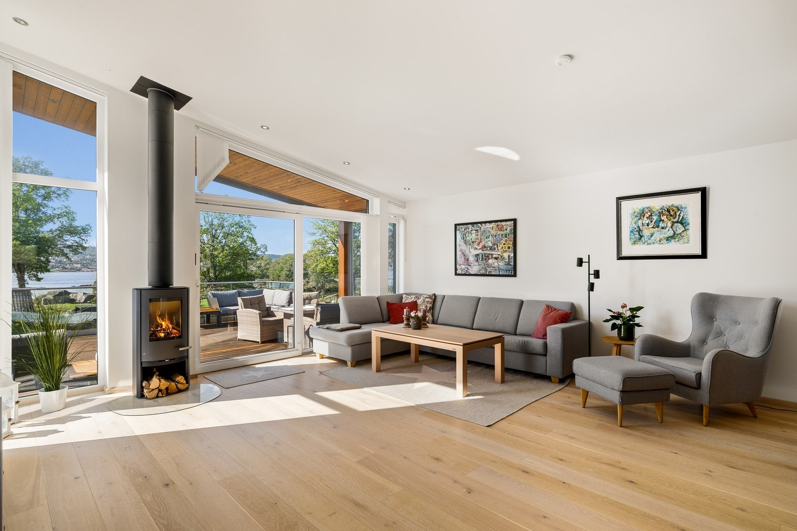 Rommene er malt i lyse farger som ikke roper etter oppmerksomhet. Dermed forstyrres ikke de vakre naturopplevelsene. Galleribilde