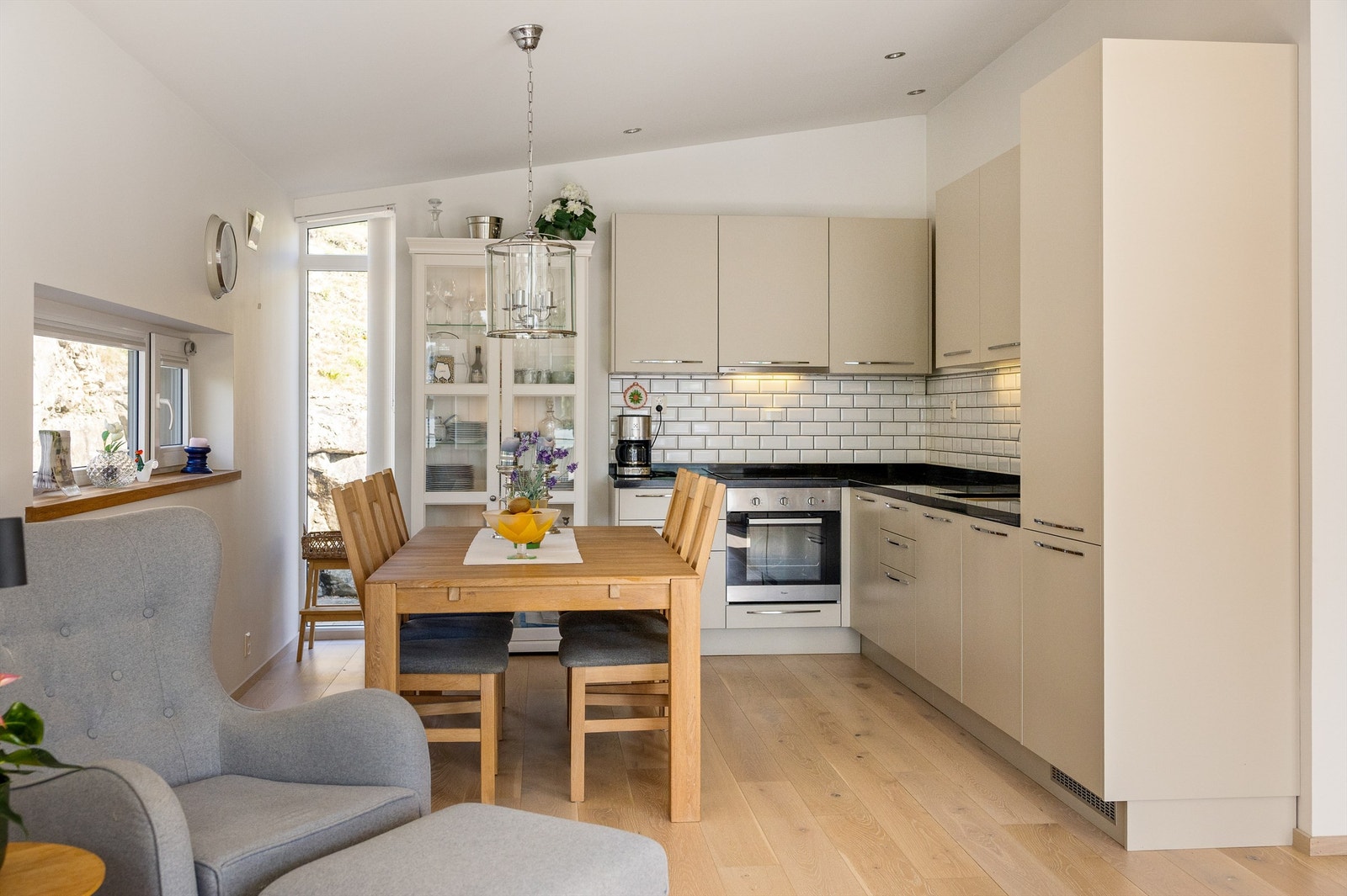 Kjøkkeninnredningen er funksjonell og kompakt med åpen løsning mot stua. Galleribilde