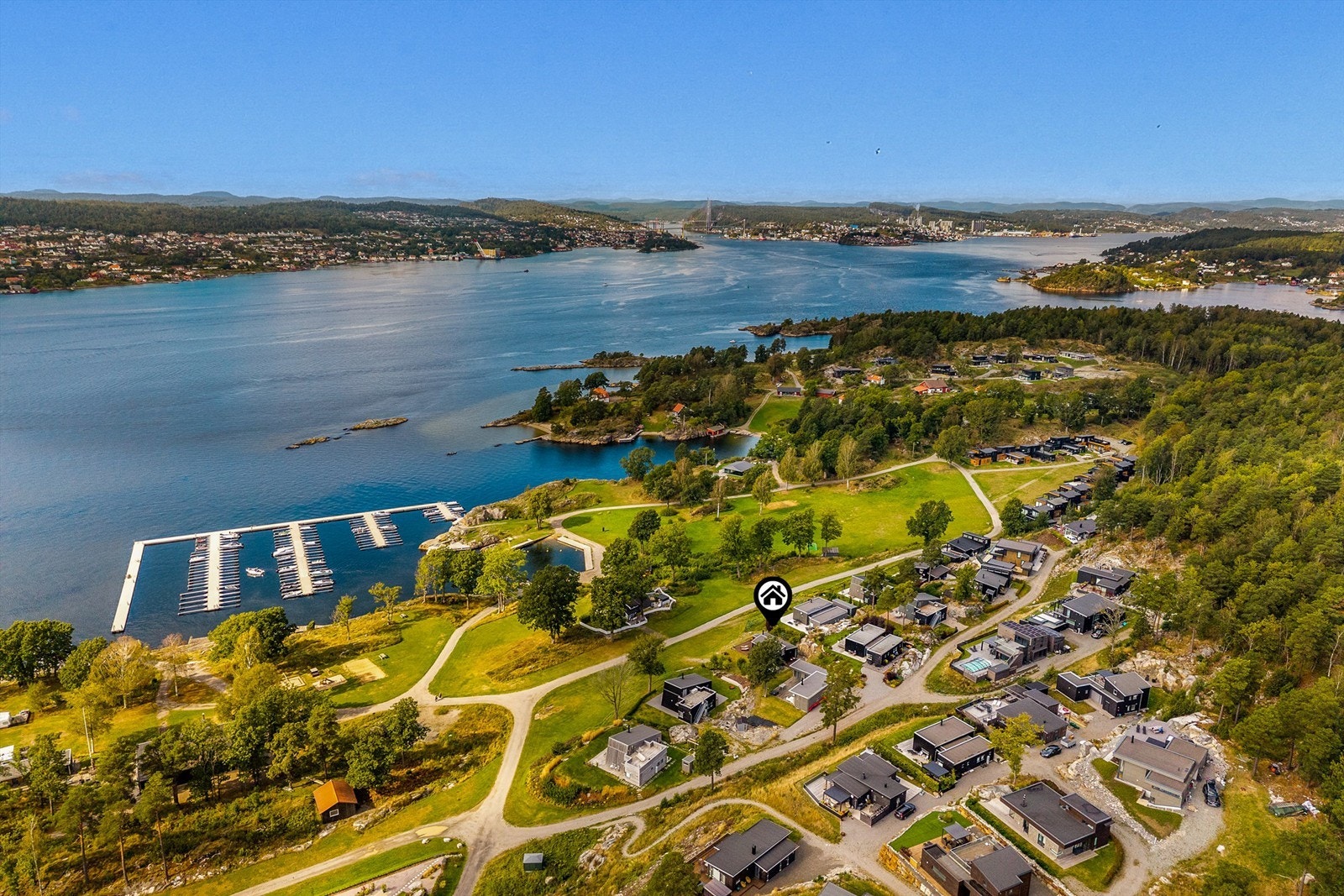 Stathelle og Brevik ligger kun en liten båttur unna om. Øya har fergeforbindelse til Brevik og om sommeren går enkelte ruter også innom Stathelle og Langesund Galleribilde