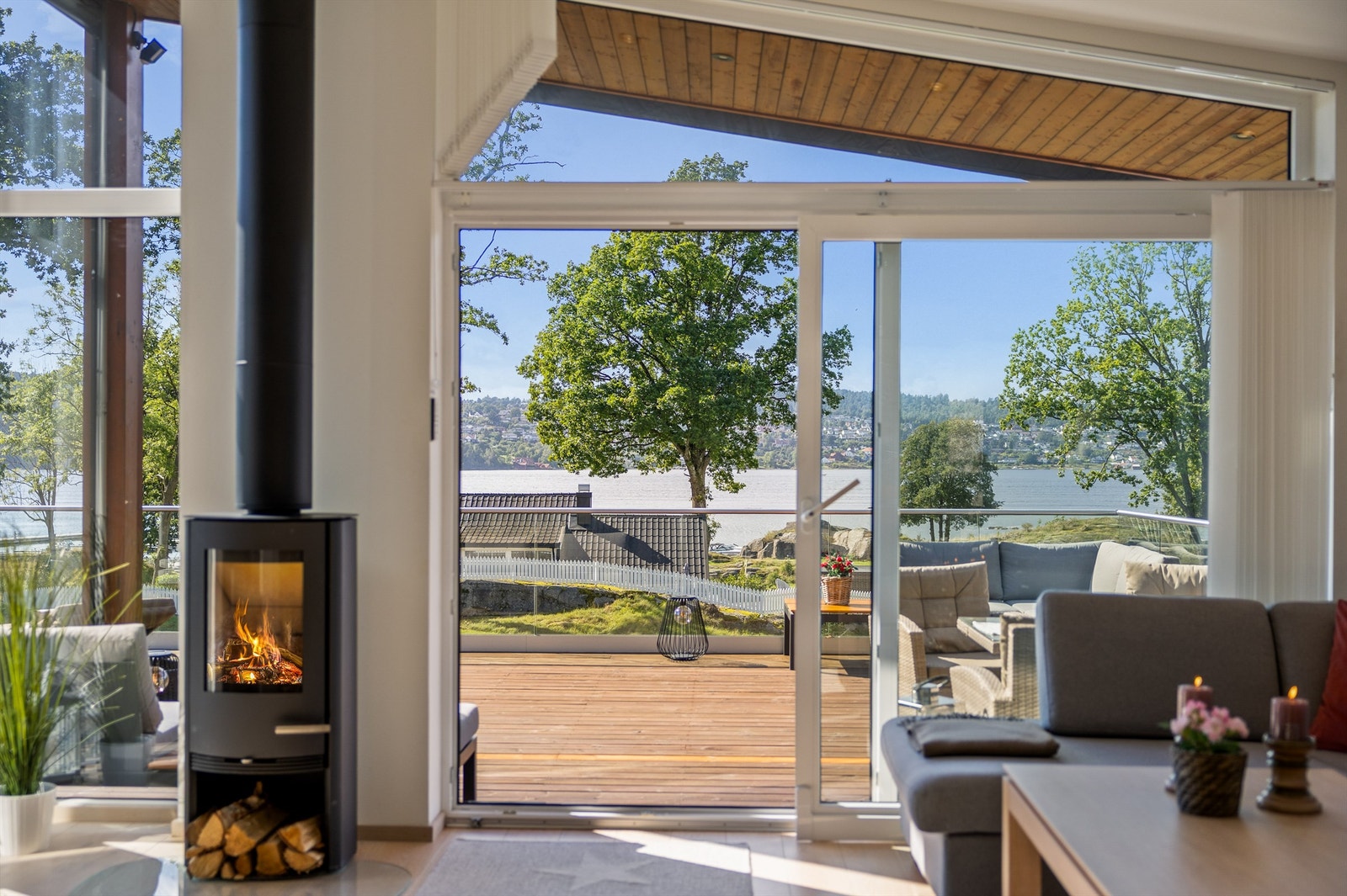 Langesundsfjorden ligger i forgrunnen og Ekstrand mellom Stathelle og Langesund i bakgrunnen. Himmelretningen er mot vest, så har kan du følge solens gang til den går ned. Galleribilde