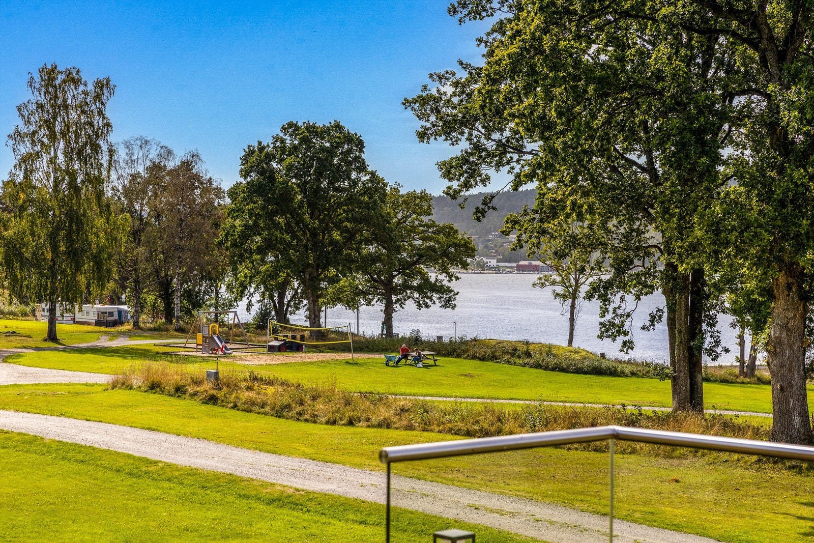 Fra hytta er det kort avstand over gressplen og ned til brygga. Galleribilde