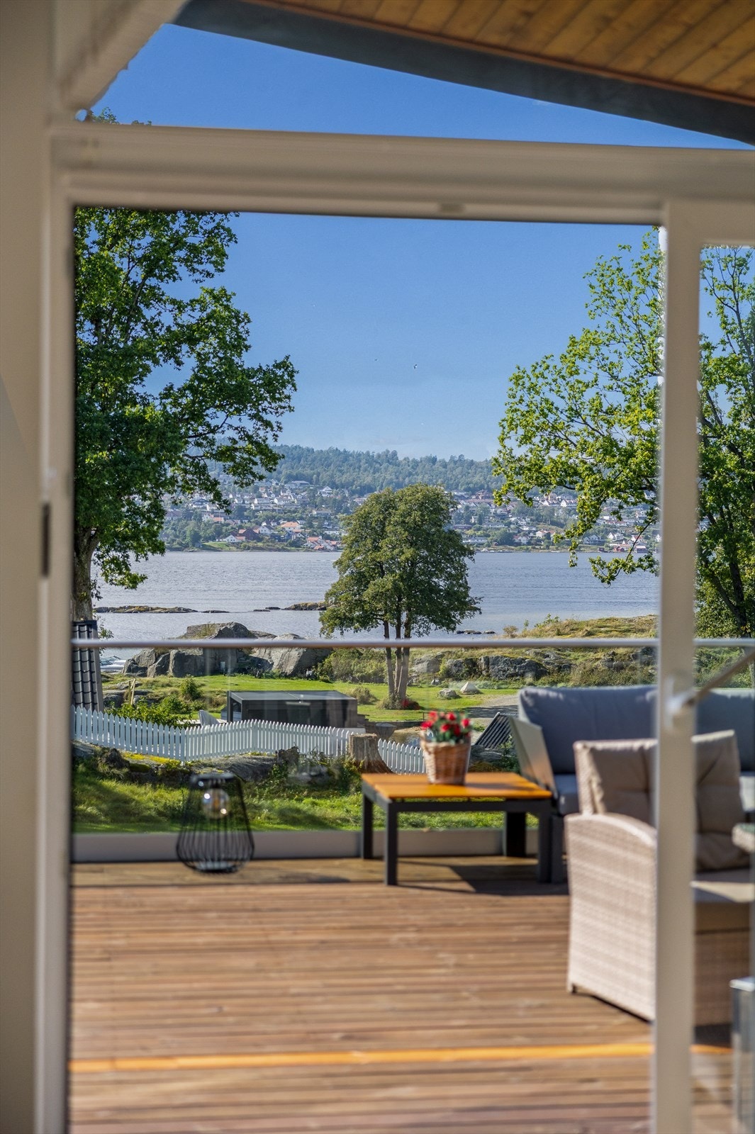 I stua består gavlveggen mot sjøen av store vindusflater og en hev- skyvedør. Galleribilde