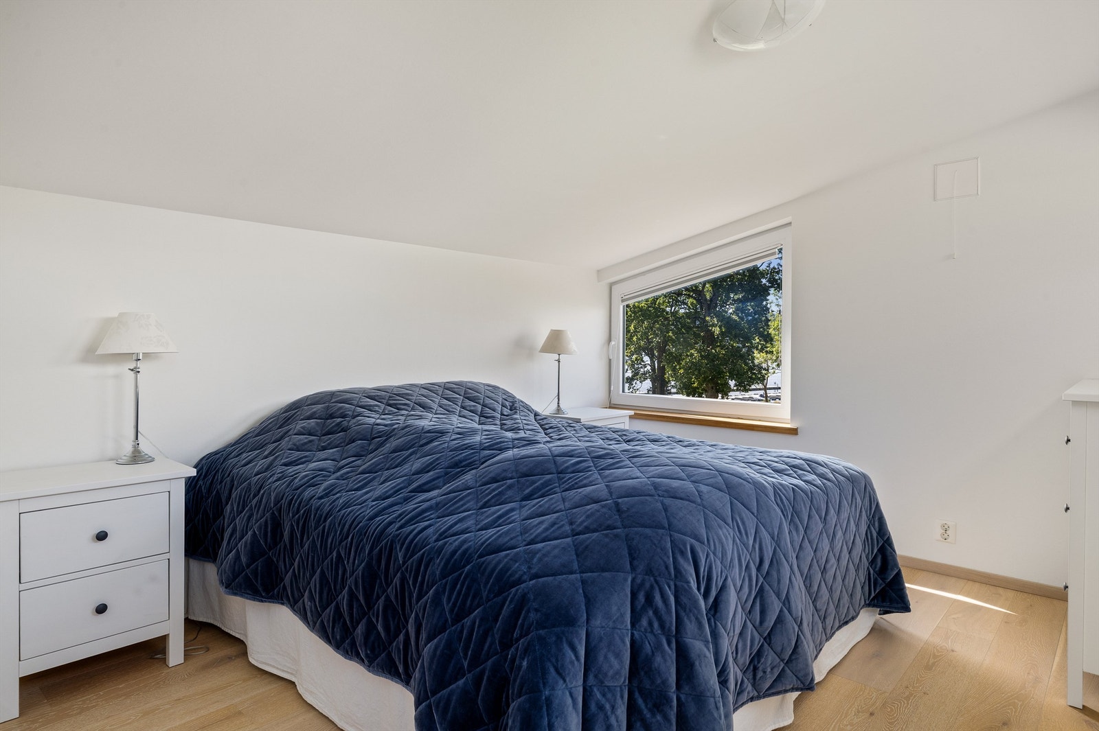 Dette gjesterommet i annen etasje har også utsikt mot sjøen. Galleribilde