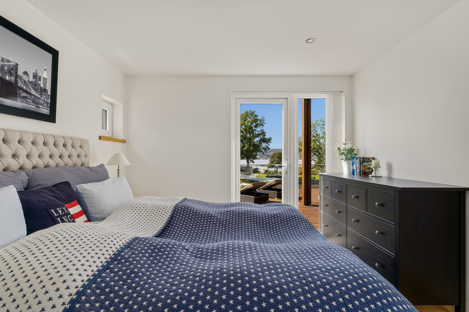 MASTER SEA VIEW: Utsikten fra sengekanten er det ikke noe å si på. Her ar du direkte utgang til terrassen. Galleribilde