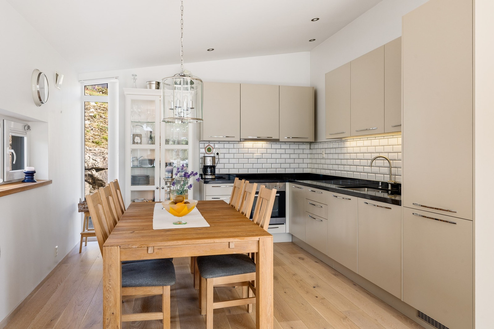 LYST OG LETT: Interiør og fargevalg lyst md innslag av noe farge. Galleribilde