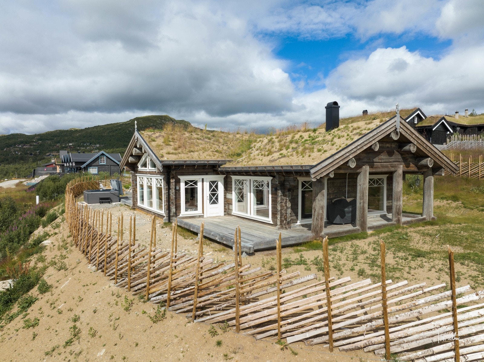 Inneholder: Stue, spisestue, kjøkken, 3 soverom, 2 bad, der et er tilknyttet hovedsoverom samt walk-in, bod og gang. Frittliggende bodbygg. Galleribilde