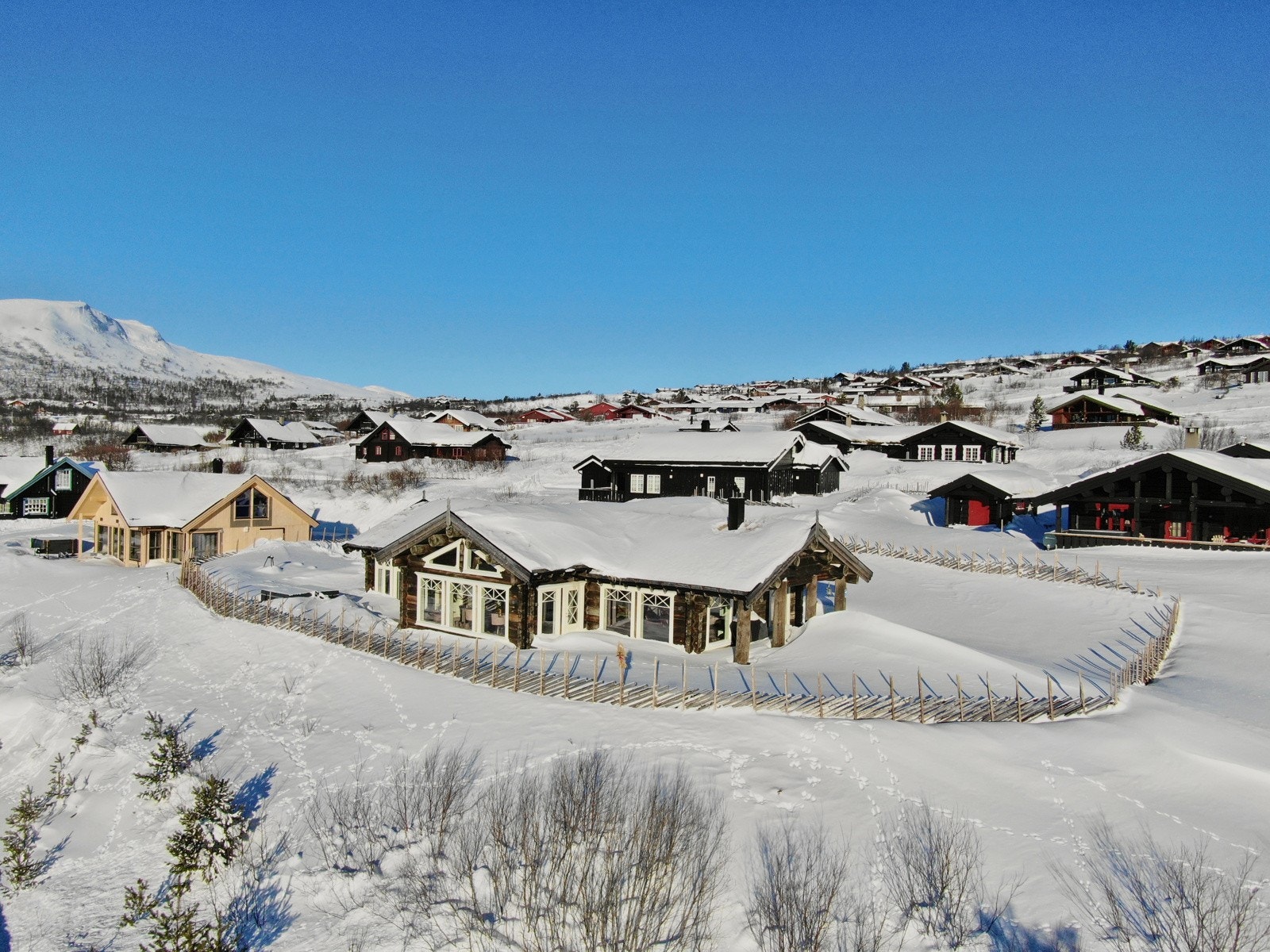 En flott eiendom omkranset av skigard. Galleribilde