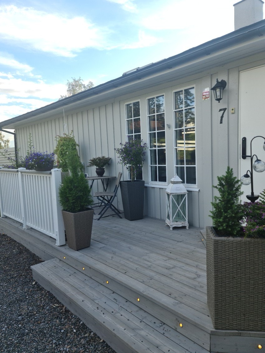 Til Raufoss sentrum er det ca. 15-20 min å gå, mens med bil tar det kun 2-3 min. Galleribilde