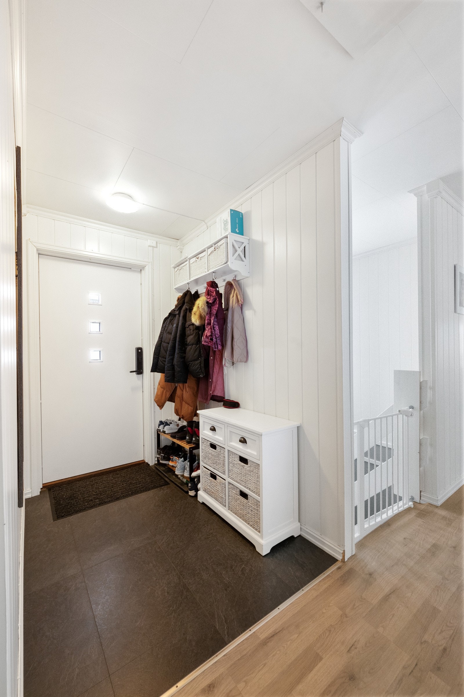 Du ønskes velkommen inn i en lys entré med plass til oppbevaring av klær og sko. Galleribilde