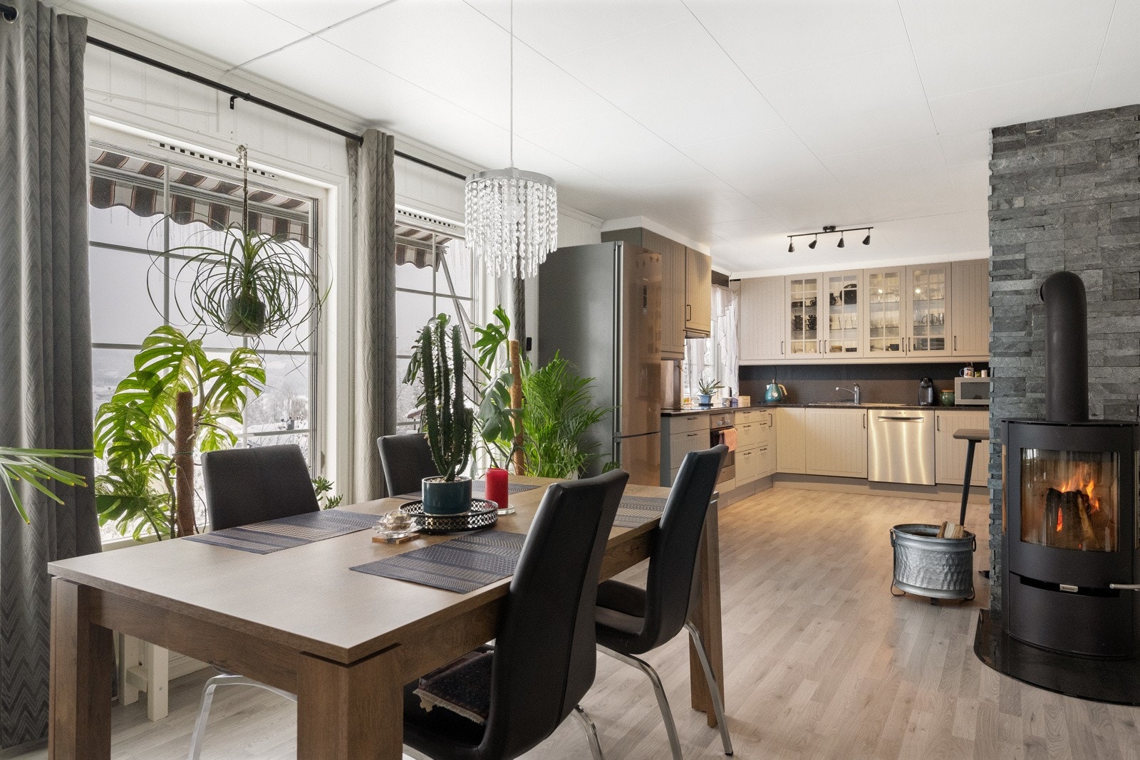 Spisebordet er praktisk plassert i tilknytning til kjøkkenet. Galleribilde