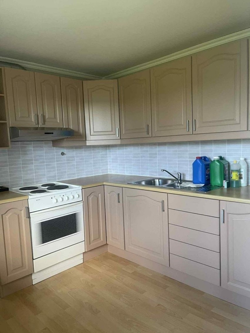 Kjøkkenet har malt innredning i heltre med profilerte fronter og laminert benkeplate. Galleribilde