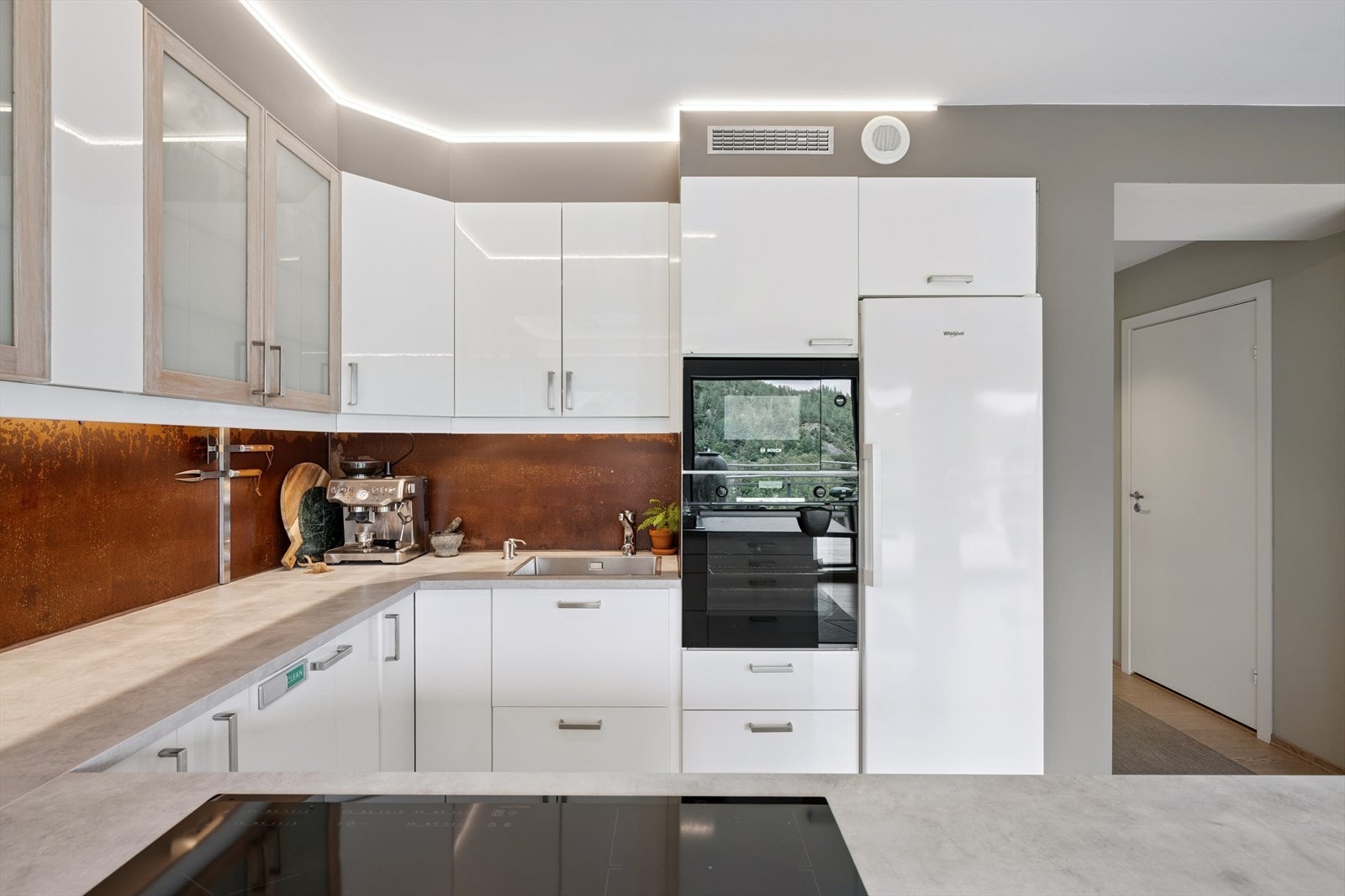 Integrert oppvaskmaskin, mikro, stekeovn og induksjon platetopp. Frittstående kjøleskap (medfølger salget) Galleribilde