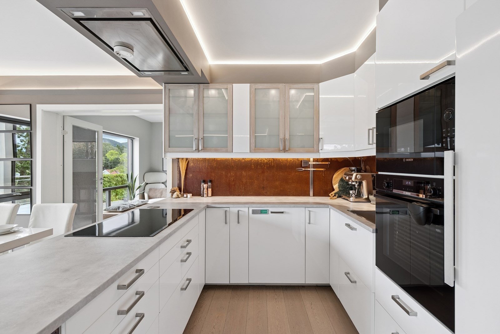 Lekkert kjøkken med mye skap og benkeplass Galleribilde