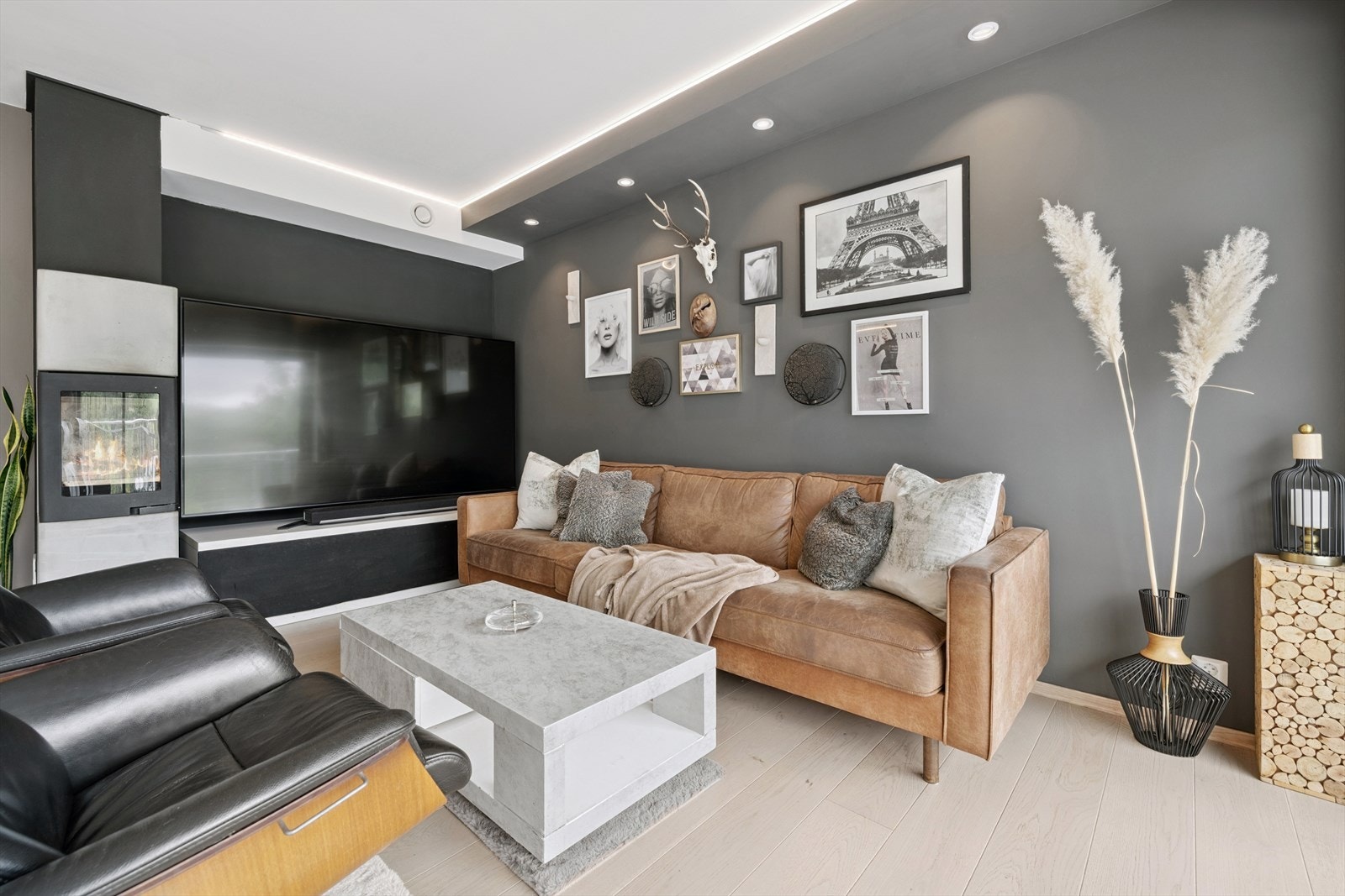 Koselig stue med vedovn Galleribilde