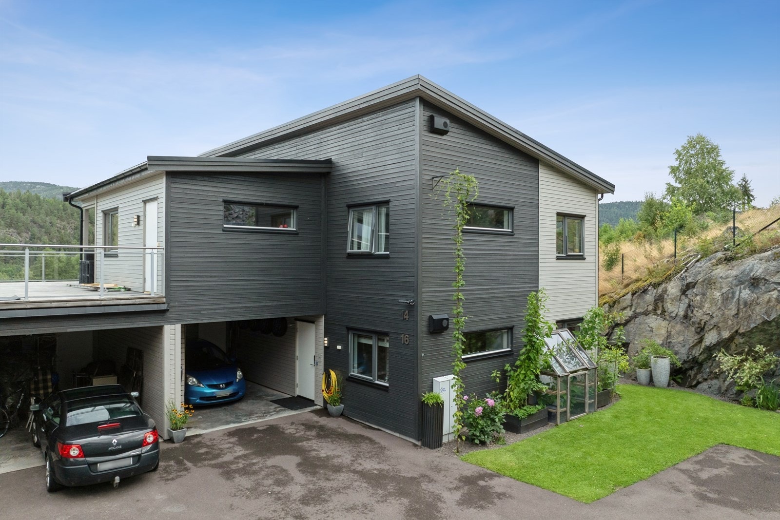 Halvpart av tomannsbolig beliggende i 1.etg med carport og bod i bakkant Galleribilde