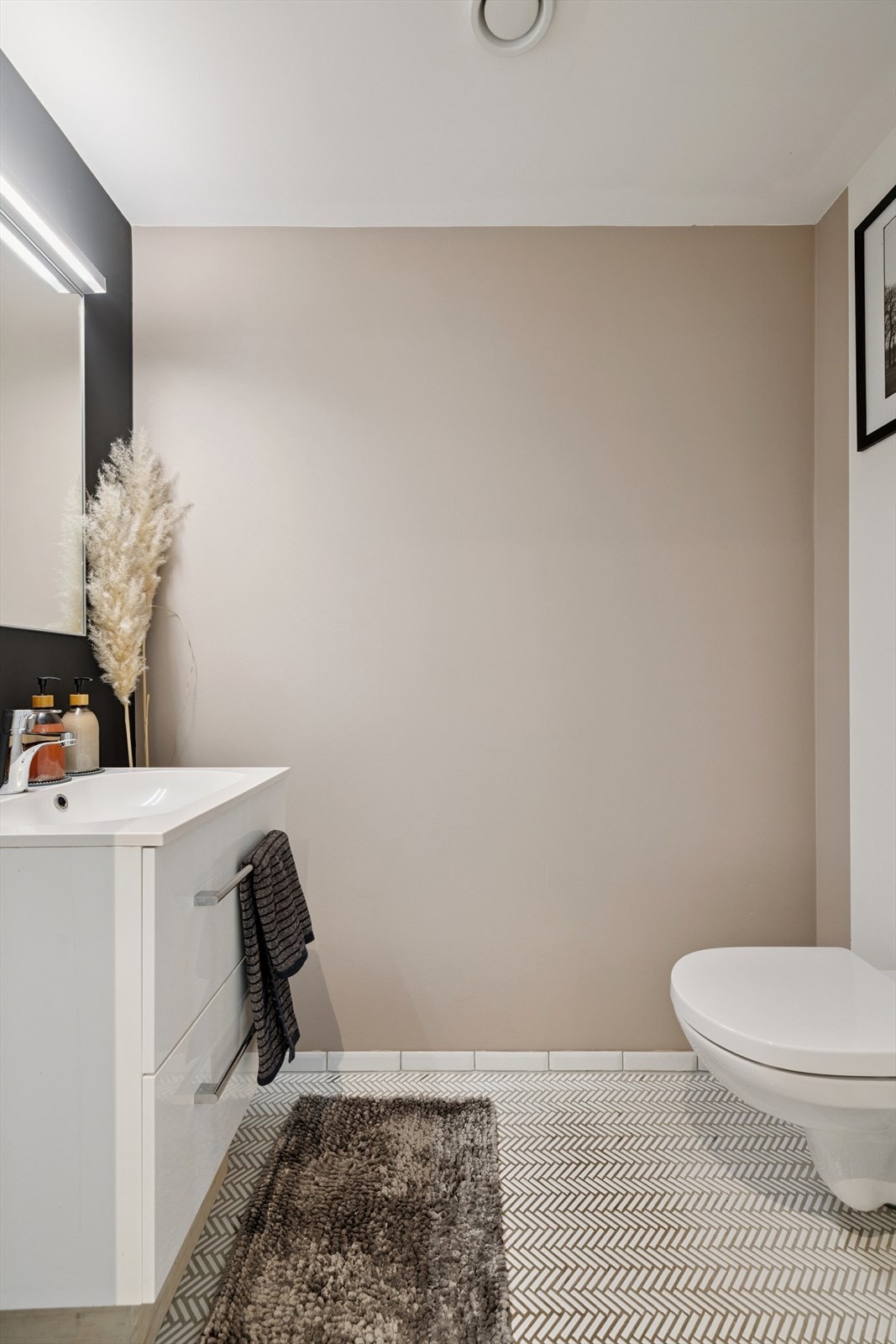 Sep.wc-rom med vegghengt wc og innredning med vask Galleribilde