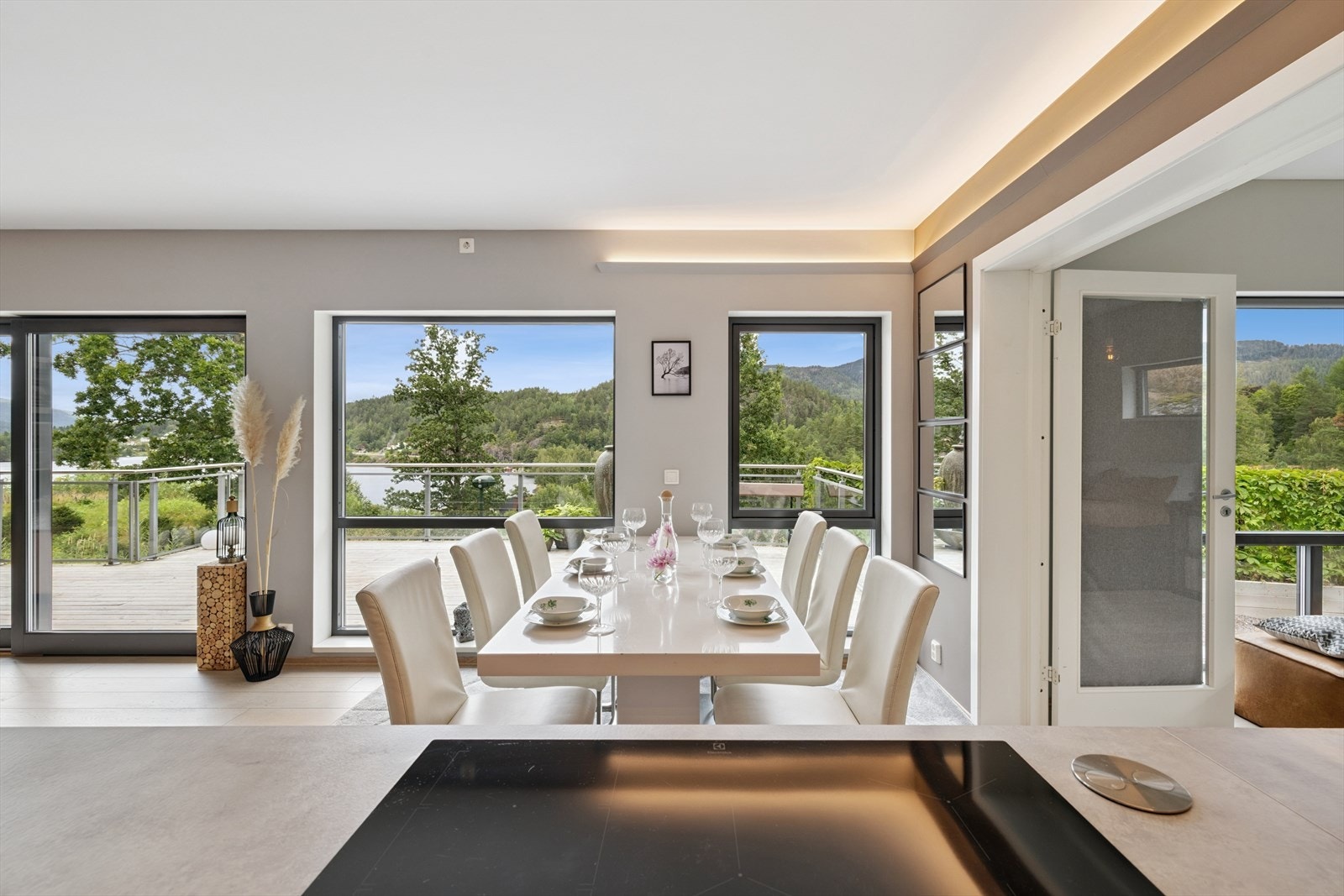 Nydelig utsikt fra spisestuen mot Eikern Galleribilde