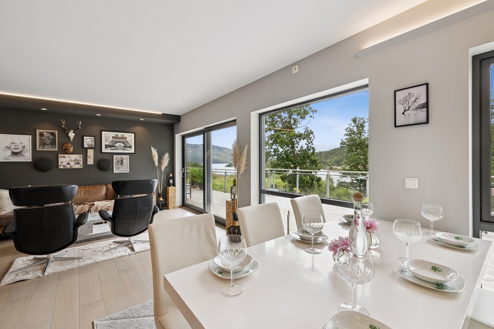 Boligen har store vindusflater med mye innlys og flott utsikt Galleribilde