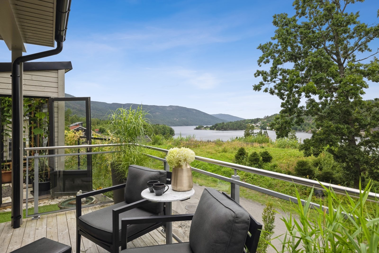 Terrasse med utgang fra stuen på hele 58 kvm med nydelig utsikt over Eikern Galleribilde